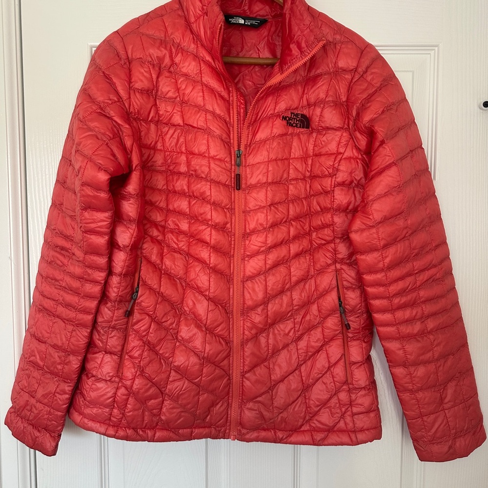 The North Face Women's Vibrant Red Puffer Jacket - Picture 5 of 5